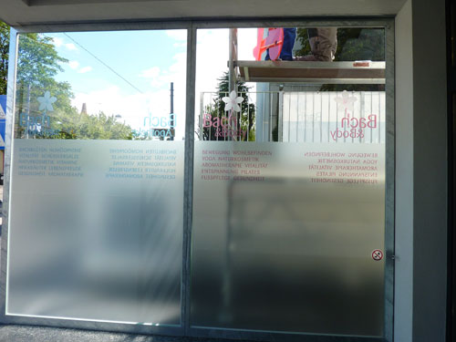 Aussenbereich Gestaltung der Glastrennwand Apotheke