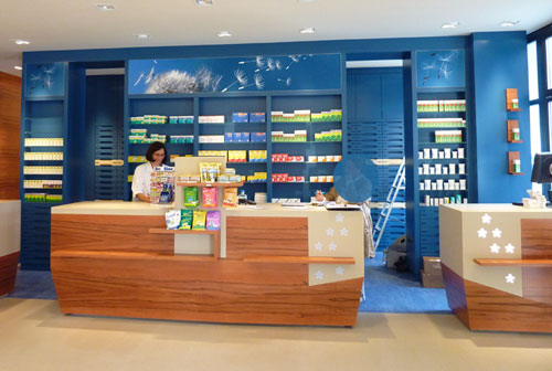 Innenraum Apotheke Gestaltung hinterleuchtete Bilder