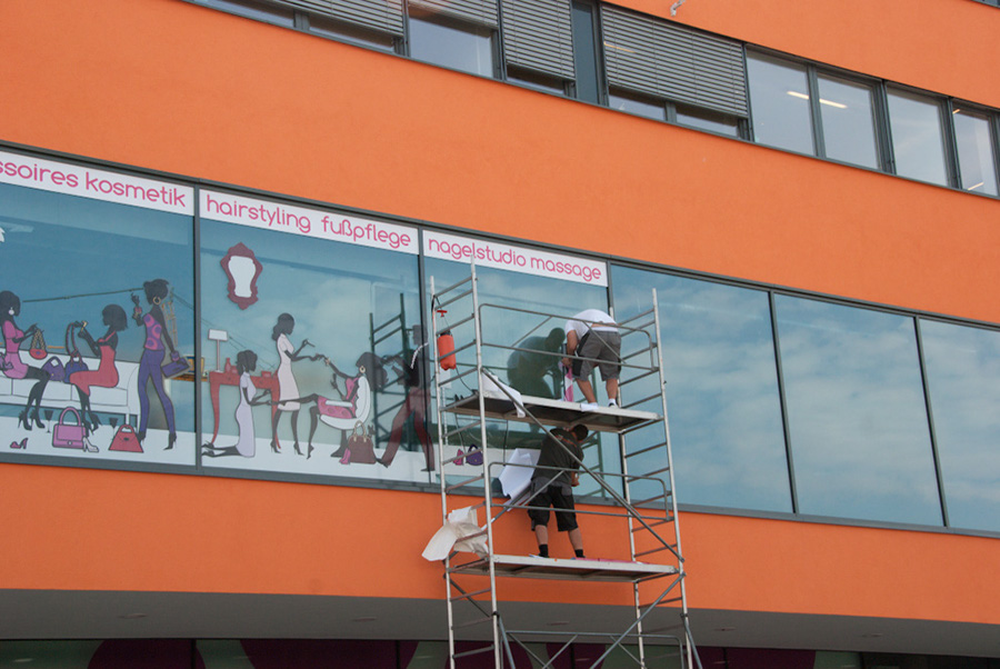 Affichierungsarbeiten am Gerüst
